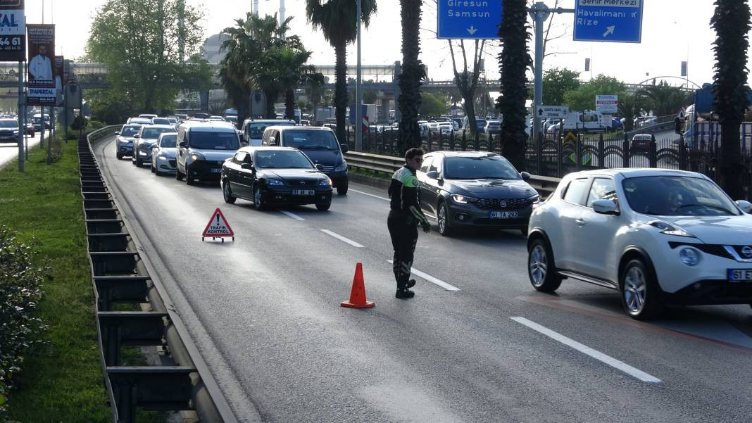 TIR’ın taşıdığı kamyon kasası köprüye sıkıştı - Resim: 1